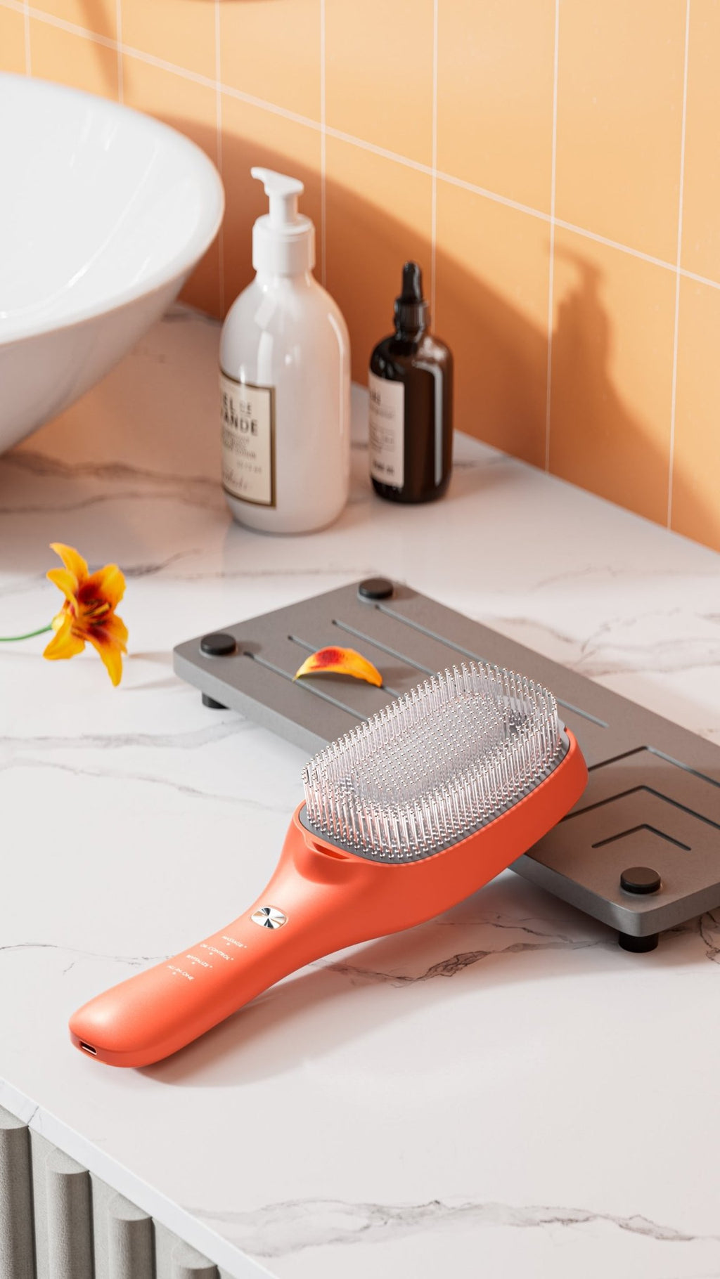 Banyo tezgahında TouchBeauty saç bakım tarağı ile günlük saç bakım rutini